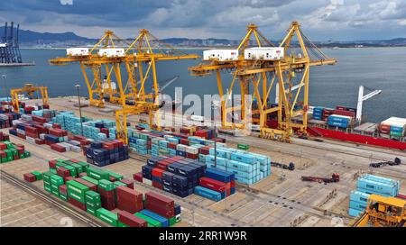 200924 -- DALIAN, 24. September 2020 -- Luftaufnahme am 24. September 2020 zeigt Container im Hafen von Dalian in der nordöstlichen chinesischen Provinz Liaoning. Der Hafen von Dalian arbeitet an der Entwicklung neuer Schifffahrtsrouten und der Steigerung seines Durchsatzes, um seinen Markt in diesem Jahr weiter auszubauen. CHINA-LIAONING-DALIAN-PORT CN YaoxJianfeng PUBLICATIONxNOTxINxCHN Stockfoto