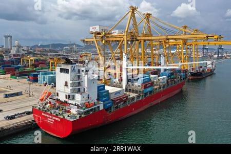 200924 -- DALIAN, 24. September 2020 -- Luftaufnahme vom 24. September 2020 zeigt ein Frachtschiff, das im Hafen von Dalian in der nordöstlichen chinesischen Provinz Liaoning mit Containern beladen ist. Der Hafen von Dalian arbeitet an der Entwicklung neuer Schifffahrtsrouten und der Steigerung seines Durchsatzes, um seinen Markt in diesem Jahr weiter auszubauen. CHINA-LIAONING-DALIAN-PORT CN YaoxJianfeng PUBLICATIONxNOTxINxCHN Stockfoto