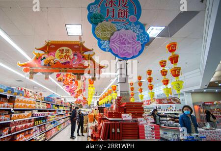 200924 -- TORONTO, 24. September 2020 -- Kunden, die Gesichtsmasken tragen, besuchen einen chinesischen Supermarkt, der Mondkuchen vor dem Mid-Autumn Festival in Toronto, Kanada, 24. September 2020 verkauft. Das chinesische Mid-Autumn Festival findet dieses Jahr am 1. Oktober statt. Foto: /Xinhua CANADA-TORONTO-MID-HERBSTFESTIVAL-MOONCAKE ZouxZheng PUBLICATIONxNOTxINxCHN Stockfoto