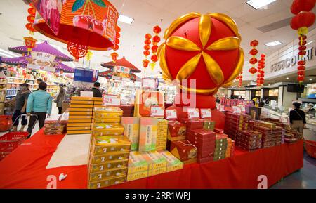 200924 -- TORONTO, 24. September 2020 -- Kunden besuchen einen chinesischen Supermarkt, der Mondkuchen vor dem Mid-Autumn Festival in Toronto, Kanada, 24. September 2020 verkauft. Das chinesische Mid-Autumn Festival findet dieses Jahr am 1. Oktober statt. Foto: /Xinhua CANADA-TORONTO-MID-HERBSTFESTIVAL-MOONCAKE ZouxZheng PUBLICATIONxNOTxINxCHN Stockfoto