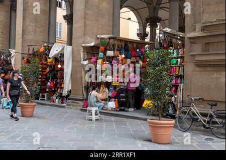 Die Loggia del Mercato Nuovo (Porcellino) oder der neue Markt aus dem 16. Jahrhundert ist ein großer, gewölbter, überdachter Pavillon im überfüllten touristischen Zentrum von Florenz Stockfoto