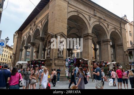 Die Loggia del Mercato Nuovo (Porcellino) oder der neue Markt aus dem 16. Jahrhundert ist ein großer, gewölbter, überdachter Pavillon im überfüllten touristischen Zentrum von Florenz Stockfoto