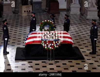 200925 -- WASHINGTON, 25. September 2020 -- die Schatulle des verstorbenen Obersten Gerichtshofs der Vereinigten Staaten Ruth Bader Ginsburg liegt am 25. September 2020 in der Statuary Hall des Kapitols der Vereinigten Staaten in Washington, D.C., USA. Via Xinhua U.S.-WASHINGTON, D.C.-CAPITOL-RUTH BADER GINSBURG-LIEGT IN STATE OlivierxDouliery/Pool PUBLICATIONxNOTxINxCHN Stockfoto