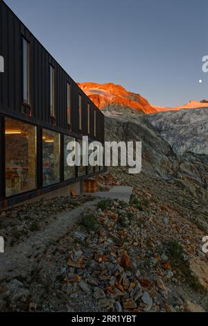 GRIMENTZ, SCHWEIZ, 10. Juli 2022 : das Moiry Refuge genießt einen atemberaubenden Blick auf den Moiry-Gletscher auf der Höhe eines großen Serakenfalls Stockfoto