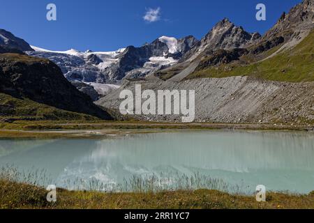 Fantastische Aussicht auf den Moiry-Gletscher auf der Höhe eines großen Serakenfalls am Fuße der Gletschergipfel im Herzen der Walliser Alpen Stockfoto