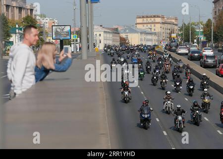 200926 -- MOSKAU, 26. September 2020 -- die Leute machen Fotos von Bikern, während sie auf dem Garden Ring während einer Motorradrallye fahren, die am 26. September 2020 in Moskau, Russland, den Abschluss der Motorradsaison markiert. Mehrere Tausend Motorradfahrer nahmen an der Kundgebung Teil. Foto von Alexander Zemlianichenko Jr/Xinhua RUSSLAND-MOSKAU-MOTORRADPARADE BaixXueqi PUBLICATIONxNOTxINxCHN Stockfoto