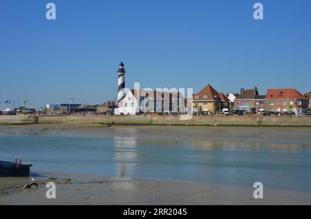 Petit Fort Philippe, Frankreich, Leuchtturm und Blick auf das Dorf Stockfoto