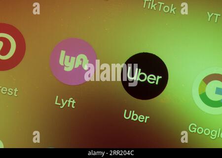 Uber- und Lyft-Taxi-Apps auf dem Startbildschirm des android-Telefons. Stockfoto