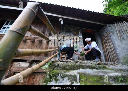 200928 -- RONGSHUI, 28. September 2020 -- Liang Anhe R und seine Frau Liang Yingmi machen Bambushandwerk in Wuying Village, das an der Grenze zwischen dem südchinesischen autonomen Kreis Guangxi Zhuang und der südwestchinesischen Provinz Guizhou liegt, 26. Juli 2020. Liang Anhe und Liang Yingmi sind ein Paar aus Wuying, einem Bergdorf, das von der Miao-Ethnie jenseits der Grenze zwischen der südchinesischen autonomen Region Guangxi Zhuang und der südwestchinesischen Provinz Guizhou bewohnt wird. Anhe und Yingmi waren Freunde aus der Kindheit und heirateten 1975. Sie hatten jahrzehntelang gegen Armut gekämpft und dafür gesorgt Stockfoto