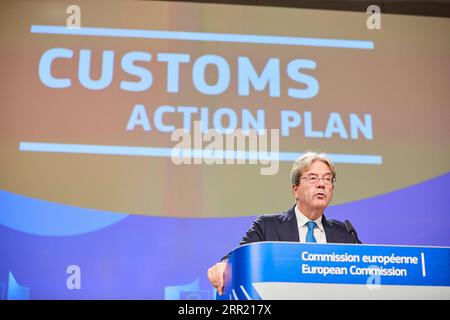 200928 -- BRÜSSEL, 28. September 2020 -- der EU-Wirtschaftskommissar Paolo Gentiloni legt auf einer Pressekonferenz am 28. September 2020 in Brüssel (Belgien) einen neuen Aktionsplan für die Zollunion vor. Die EU hat am Montag einen neuen Aktionsplan für die Zollunion auf den Weg gebracht, der darauf abzielt, die Zollverfahren an den EU-Grenzen zu modernisieren und zu vereinfachen und gleichzeitig Betrug im Zusammenhang mit Zoll und Mehrwertsteuer zu bekämpfen. /Handout über Xinhua BELGIUM-BRUSSELS-EU-CUSTOMS-ACTION PLAN EuropeanxUnion PUBLICATIONxNOTxINxCHN Stockfoto