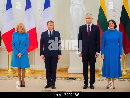 200928 -- VILNIUS, 28. September 2020 -- der litauische Präsident Gitanas Nauseda 2nd R und seine Frau Diana Nausediene 1st R begrüßen den Besuch des französischen Präsidenten Emmanuel Macron 2nd L und seiner Frau Brigitte Macron am 28. September 2020 in Vilnius, Litauen. Litauen hat in den zwei Jahrzehnten seit dem letzten offiziellen Besuch von Jacques Chirac im Jahr 2001, der am Montag den französischen Präsidenten Emmanuel Macron besuchte, enorme Fortschritte gemacht, der sich auf einen seiner Vorgänger bezog. Foto: /Xinhua LITHUANIA-VILNIUS-FRANCE-PRESIDENT-VISIT AlfredasxPliadis PUBLICATIONxNOTxINxCHN Stockfoto