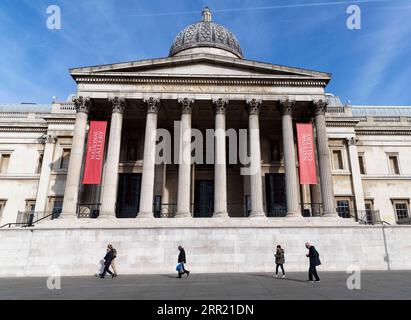 200929 -- LONDON, 29. September 2020 -- am 28. September 2020 laufen Menschen an der National Gallery in London, Großbritannien vorbei. Die weltweiten COVID-19-Todesfälle erreichten am Montag den düsteren Meilenstein von 1 Million, so das Center for Systems Science and Engineering CSSE an der Johns Hopkins University. WORLD-COVID-19 DEATH-ONE MILLION HanxYan PUBLICATIONxNOTxINxCHN Stockfoto