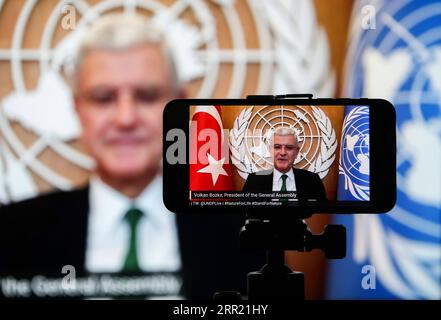 200929 -- NEW YORK, 29. September 2020 -- Foto aufgenommen am 28. September 2020 in New York, USA, zeigt Volkan Bozkir, Präsident der 75. Tagung der Generalversammlung der Vereinten Nationen, vor dem virtuellen Event Leaders Pledge for Nature. Die Staats- und Regierungschefs der Welt haben am Montag zugesagt, in den nächsten zehn Jahren dringend Maßnahmen zu ergreifen, um die Natur und die biologische Vielfalt bis 2030 auf den Weg der Erholung zu bringen. DIE STAATS- UND REGIERUNGSCHEFS DER VEREINTEN NATIONEN VERPFLICHTEN SICH FÜR DIE NATUR WANGXYING PUBLICATIONXNOTXINXCHN Stockfoto