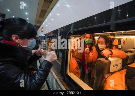 200929 -- QUFU, 29. September 2020 -- Ein Angehöriger ermutigt das medizinische Personal, das nach Wuhan abreist, um medizinische Hilfe am Nanjing Südbahnhof in Nanjing, der ostchinesischen Provinz Jiangsu, zu leisten, 25. Januar 2020. Xinhua-Schlagzeilen: Kulturkodex im Kampf Chinas gegen COVID-19 LixBo PUBLICATIONxNOTxINxCHN Stockfoto