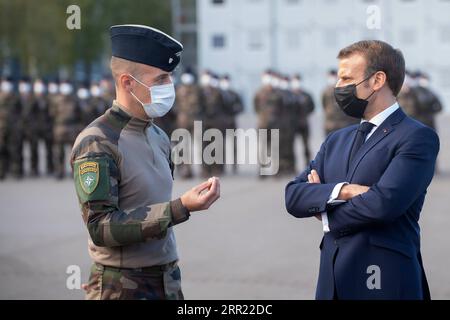 200929 -- RUKLA LITAUEN, 29. September 2020 -- der französische Präsident Emmanuel Macron R spricht am 29. September 2020 mit einem französischen Soldaten im multinationalen NATO-Bataillon in Rukla, Litauen. Litauen hat in den zwei Jahrzehnten seit dem letzten offiziellen Besuch von Jacques Chirac im Jahr 2001 enorme Fortschritte gemacht, sagte Macron hier am Montag und bezog sich auf einen seiner Vorgänger. Foto von /Xinhua LITHUANIA-RUKLA-FRANCE-PRESIDENT-VISIT AlfredasxPliadis PUBLICATIONxNOTxINxCHN Stockfoto