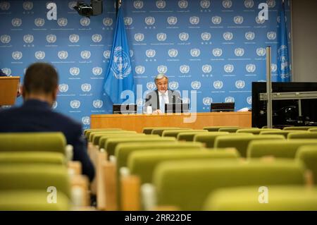 200929 -- VEREINTEN NATIONEN, 29. September 2020 -- UN-Generalsekretär Antonio Guterres Rear nimmt an einer gemeinsamen Pressekonferenz mit dem kanadischen Premierminister Justin Trudeau und dem jamaikanischen Premierminister Andrew Holness Teil, die nach einer hochrangigen Veranstaltung zur Entwicklungsfinanzierung am 29. September 2020 im Hauptquartier der Vereinten Nationen in New York nicht im Bilde ist. UN-Generalsekretär Antonio Guterres forderte am Dienstag weitere Schuldenerleichterungen für arme und Länder mit mittlerem Einkommen, damit diese auf COVID-19 reagieren können. UN-GENERALSEKRETÄR-GEMEINSAME PRESSEKONFERENZ-KANADA-JAMAIKA-PREMIERMINISTER WANGXYING PUBLICATIONXNOTXINXCHN Stockfoto