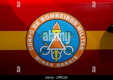 Minas Gerais, Brasilien - 24. April 2023: Beschreibung der roten Feuerwehrmaschine, auf Portugiesisch: corpo de bombeiros militar minas gerais Stockfoto