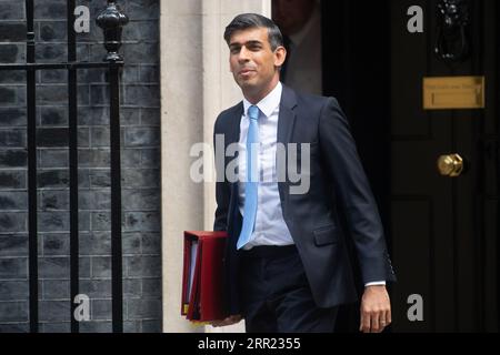 London, Großbritannien. September 2023. Der britische Premierminister Rishi Sunak verlässt die Downing Street, um die Fragen des Premierministers zu beantworten. Quelle: Justin Ng/Alamy Live News. Stockfoto