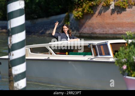 Venedig Lido, Italien. September 2023. Valentina Bellè kommt im Lido von Venedig am Dock des Hotel Excelsior zum Venedig Cinema Festival 80 an. Quelle: SOPA Images Limited/Alamy Live News Stockfoto