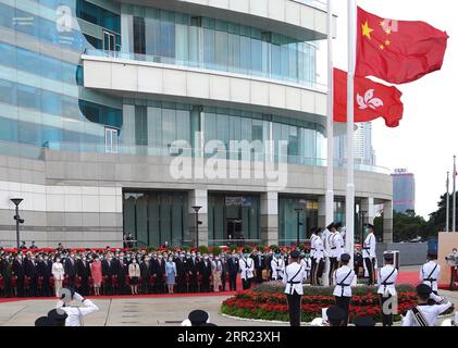 201001 -- HONG KONG, 1. Oktober 2020 -- Eine Festveranstaltung zum 71. Jahrestag der Gründung der Volksrepublik China auf dem Goldenen Bauhinia-Platz im südchinesischen Hongkong, 1. Oktober 2020. CHINA-HONGKONG-FLAGGENHISSERUNG CN LUIXSIUXWAI PUBLICATIONXNOTXINXCHN Stockfoto
