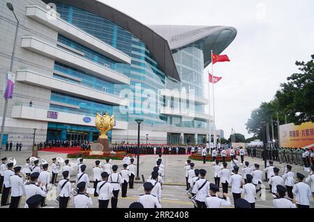 201001 -- HONG KONG, 1. Oktober 2020 -- Eine Festveranstaltung zum 71. Jahrestag der Gründung der Volksrepublik China auf dem Goldenen Bauhinia-Platz im südchinesischen Hongkong, 1. Oktober 2020. CHINA-HONGKONG-FLAGGENHETZUNGSZEREMONIE CN LIUXSIUXWAI PUBLICATIONXNOTXINXCHN Stockfoto