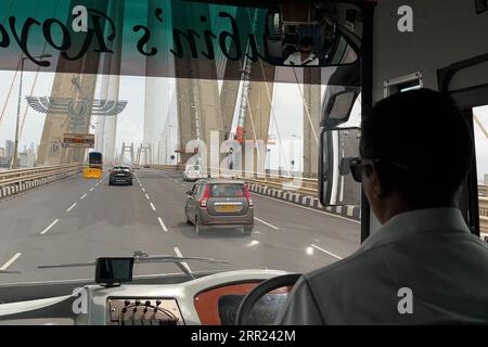 Der Busfahrer fährt durch den Bandra-Worli Sea Link, offiziell bekannt als Rajiv Gandhi Sea Link, der Bandra in den westlichen Vororten von Mumbai mit Worli in South Mumbai in Mumbai, Indien, verbindet Stockfoto