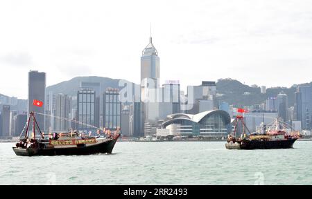 201001 -- HONGKONG, 1. Oktober 2020 -- Schiffe mit chinesischer Nationalflagge und der Flagge der Sonderverwaltungsregion Hongkong segeln in einer Prozession, um den 71. Jahrestag der Gründung der Volksrepublik China und das Mid-Autumn Festival im Victoria Harbour in Hongkong, Südchina, 1. Oktober 2020 zu feiern. CHINA-HONG KONG-NATIONAL TAG-MITTE-HERBST FESTIVAL-FEIER CN LOXPINGXFAI PUBLICATIONXNOTXINXCHN Stockfoto