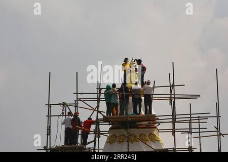 201001 -- KATHMANDU, 1. Oktober 2020 -- Arbeiter renovieren den Ranipokhari-Königenteich, einen historischen künstlichen Teich, der durch das Erdbeben 2015 in Kathmandu, Nepal am 1. Oktober 2020 beschädigt wurde. NEPAL-KATHMANDU-RANI POKHARI-RENOVIERUNG SulavxShrestha PUBLICATIONxNOTxINxCHN Stockfoto