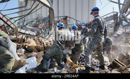 201001 -- BEIRUT, 1. Oktober 2020 -- Chinesische Friedenstruppen räumen die Ruinen der Hafenexplosionen in Beirut, Libanon, 30. September 2020. UN-Interimstruppe im Libanon UNIFIL-Chefingenieur Li Jiguang sagte am Donnerstag, dass 42 chinesische Friedenssicherungskräfte bei der Reinigung des von riesigen Explosionen betroffenen Hafens von Beirut helfen. Foto von /Xinhua LEBANON-BEIRUT-PORT EXPLOSIONS-AFTERMATH-CHINESE PEACEKEEPER-CLEANING WORK ZhaoxWenhuan PUBLICATIONxNOTxINxCHN Stockfoto