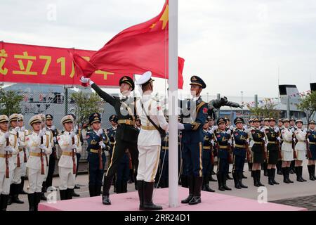 201001 -- HONGKONG, 1. Oktober 2020 -- die PLA Garrison der chinesischen Volksbefreiungsarmee in der Sonderverwaltungsregion Hongkong (HKSAR) feiert am 1. Oktober 2020 den 71. Jahrestag der Gründung der Volksrepublik China in Hongkong, Südchina. CHINA-HONG KONG-NATIONAL-TAG-FLAGGENHISSERUNG CN XINHUA PUBLICATIONXNOTXINXCHN Stockfoto