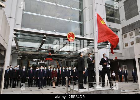 201001 -- HONGKONG, 1. Oktober 2020 -- das Verbindungsbüro der Zentralen Volksregierung in der Sonderverwaltungsregion Hongkong (HKSAR) hält eine Festveranstaltung zur Festnahme der Flagge ab, um den 71. Jahrestag der Gründung der Volksrepublik China in Hongkong (Südchina) am 1. Oktober 2020 zu feiern. Foto von /Xinhua CHINA-HONG KONG-NATIONAL TAG-FLAGGENHISSERUNG CN LixPaifeng PUBLICATIONxNOTxINxCHN Stockfoto