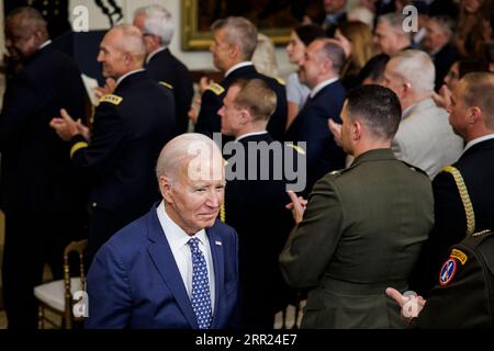 US-Präsident Joe Biden verlässt den East Room, nachdem er dem US-Armeekapitän Larry Taylor während einer Zeremonie im Weißen Haus am 5. September 2023 in Washington die Ehrenmedaille überreicht hat. DC-Kapitän Taylor erhält die Ehrenmedaille für seine Aktionen, die er 1968 als Teamleiter eines Helicopter Light-Fire-Teams unternahm, das direkt zur Rettung einer 4-Mann-Aufklärungspatrouille führte, die von überwältigenden feindlichen Kräften umgeben wurde. Credit: Samuel Corum/Pool via CNP/MediaPunch Stockfoto