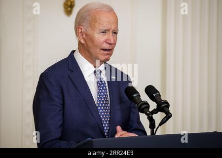 US-Präsident Joe Biden spricht vor der Verleihung der Ehrenmedaille an US-Armeekapitän Larry Taylor während einer Zeremonie im East Room im Weißen Haus am 5. September 2023 in Washington. DC-Kapitän Taylor erhält die Ehrenmedaille für seine Aktionen, die er 1968 als Teamleiter eines Helicopter Light-Fire-Teams unternahm, das direkt zur Rettung einer 4-Mann-Aufklärungspatrouille führte, die von überwältigenden feindlichen Kräften umgeben wurde. Credit: Samuel Corum/Pool via CNP/MediaPunch Stockfoto