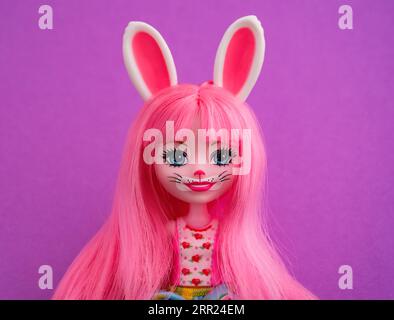 Tambov, Russische Föderation - 15. Februar 2022 Portrait einer Mattel Enchantimals Bree Bunny Doll vor einem lila Hintergrund. Stockfoto