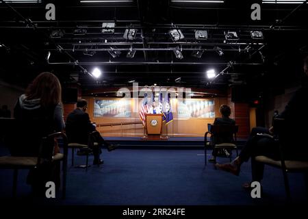 201001 -- WASHINGTON, 1. Oktober 2020 -- US-Repräsentantenin Nancy Pelosi C spricht während einer Pressekonferenz auf dem Capitol Hill in Washington, D.C., USA, am 1. Oktober 2020. Pelosi und Finanzminister Steven Mnuchin setzten am Donnerstag die Gespräche über das nächste COVID-19-Hilfspaket fort, aber es gibt noch große Unterschiede, die in Schlüsselbereichen überbrückt werden müssen. Foto: /Xinhua U.S.-WASHINGTON, D.C.-PELOSI-PRESS CONFERENCE TingxShen PUBLICATIONxNOTxINxCHN Stockfoto