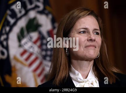 201001 -- WASHINGTON, 1. Oktober 2020 -- Foto aufgenommen am 1. Oktober 2020 zeigt Amy Coney Barrett in Washington, D.C., USA. US-Präsident Donald Trump hat den konservativen Bundesrechtsrichter Amy Coney Barrett für die Besetzung des Sitzes der verstorbenen Richter am Obersten Gerichtshof der Vereinigten Staaten Ruth Bader Ginsburg nominiert. Barrett, die am 7. Circuit Court of Appeals in Chicago sitzt, traf sich am 29. September mit republikanischen Senatoren auf dem Capitol Hill, da ihr Bestätigungsprozess im Gange ist. Via Xinhua U.S.-WASHINGTON, D.C.-AMY CONEY BARRETT OlivierxDouliery/Pool PUBLICATIONxNOTxINxCHN Stockfoto