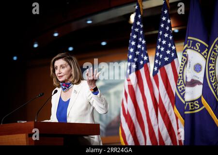 201001 -- WASHINGTON, 1. Oktober 2020 -- US-Repräsentantenin Nancy Pelosi spricht während einer Pressekonferenz auf dem Capitol Hill in Washington, D.C., USA, am 1. Oktober 2020. Pelosi und Finanzminister Steven Mnuchin setzten am Donnerstag die Gespräche über das nächste COVID-19-Hilfspaket fort, aber es gibt noch große Unterschiede, die in Schlüsselbereichen überbrückt werden müssen. Foto: /Xinhua U.S.-WASHINGTON, D.C.-PELOSI-PRESS CONFERENCE TingxShen PUBLICATIONxNOTxINxCHN Stockfoto