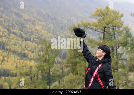 201002 -- ÜRÜMQI, 2. Oktober 2020 -- Ein Tourist wird in Kanas landschaftlich reizvollem Ort von Altay, Nordwestchinas autonome Region Xinjiang Uygur, 18. September 2020 gesehen. Die Erholung des Tourismus in Xinjiang wurde gefördert, da Epidemieprävention und -Kontrolle zu einer neuen Normalität werden. CHINA-XINJIANG-TOURISM CN DingxLei PUBLICATIONxNOTxINxCHN Stockfoto