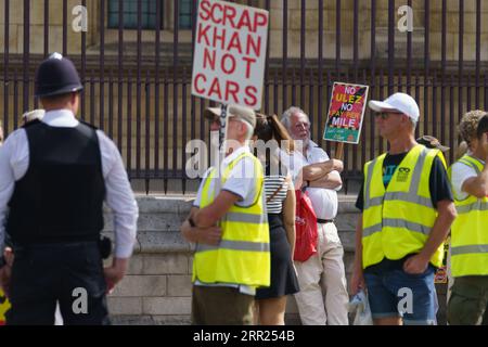 Westminster, London. September 2023. Eine kleine Gruppe protestiert vor den Parlamentshäusern gegen die Erweiterung der ULEZ (Ultra Low Emission Zone) um alle Londoner Stadtteile, mit Ausnahme der M25. Bridget Catterall AlamyLiveNews. Stockfoto