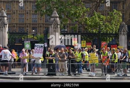 Westminster, London. September 2023. Eine kleine Gruppe protestiert vor den Parlamentshäusern gegen die Erweiterung der ULEZ (Ultra Low Emission Zone) um alle Londoner Stadtteile, mit Ausnahme der M25. Bridget Catterall AlamyLiveNews. Stockfoto