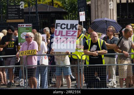 Westminster, London. September 2023. Eine kleine Gruppe protestiert vor den Parlamentshäusern gegen die Erweiterung der ULEZ (Ultra Low Emission Zone) um alle Londoner Stadtteile, mit Ausnahme der M25. Bridget Catterall AlamyLiveNews. Stockfoto