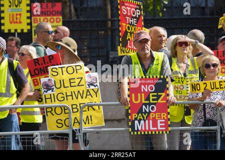 Westminster, London. September 2023. Eine kleine Gruppe protestiert vor den Parlamentshäusern gegen die Erweiterung der ULEZ (Ultra Low Emission Zone) um alle Londoner Stadtteile, mit Ausnahme der M25. Bridget Catterall AlamyLiveNews. Stockfoto