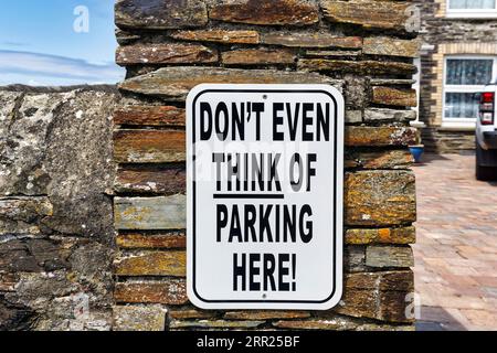 Originalschild an der Wand, Inschrift für Touristen, kein Parkplatz an einem Ausgang, Privatgrundstück, fehlender Parkplatz, Port Isaac, Cornwall, England, großartig Stockfoto