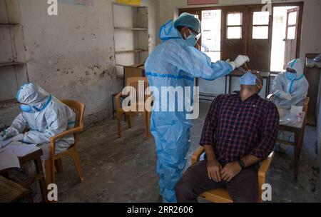 201003 -- SRINAGAR, 3. Oktober 2020 -- Ein Mitarbeiter des Gesundheitswesens nimmt am 3. Oktober 2020 Nasenabstriche von einem Mann für den COVID-19-Test in Srinagar, der Sommerhauptstadt des von Indien kontrollierten Kaschmirs. KASCHMIR-SRINAGAR-COVID-19-MASSENTEST JavedxDar PUBLICATIONxNOTxINxCHN Stockfoto