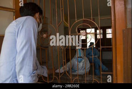 201003 -- SRINAGAR, 3. Oktober 2020 -- Ein Mann nimmt seinen Bericht für den COVID-19-Test von einem Gesundheitsarbeiter in Srinagar, der Sommerhauptstadt des von Indien kontrollierten Kaschmirs, am 3. Oktober 2020. KASCHMIR-SRINAGAR-COVID-19-MASSENTEST JavedxDar PUBLICATIONxNOTxINxCHN Stockfoto