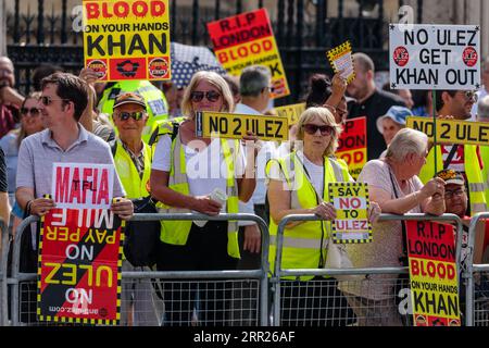 Westminster, London, Großbritannien. September 2023. Anti-ULEZ-Demonstration (Ultra Low Emission Zone) vor dem Parlament. Die Menschen protestieren, nachdem das Programm für saubere Luft auf die äußeren Stadtteile Londons ausgeweitet wurde. Das Szenario ist bei Autofahrern unbeliebt, da es eine tägliche Gebühr von £ 12,50 für Fahrer einer erheblichen Anzahl älterer Fahrzeuge auferlegt, die in die Zone einfahren. Foto von Amanda Rose/Alamy Live News Stockfoto