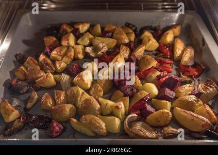 Gemüse und Kartoffeln auf einem Backblech im Ofen, Bayern, Deutschland Stockfoto