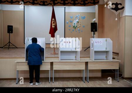 201005 -- BISHKEK, 5. Oktober 2020 -- Eine Person bereitet sich auf die Abstimmung in einem Wahllokal in Bishkek, Kirgisistan, am 4. Oktober 2020 vor. Die Parlamentswahlen endeten am späten Sonntag in Kirgisistan. Laut Daten von automatisch auslesenden Wahlurnen haben vier Parteien - Birimdik 24,54 Prozent, Mekenim Kirgisistan 23,9 Prozent, Kirgisistan 8,74 Prozent und Butun Kirgisistan 7,09 Prozent - die 7-Prozent-Schwelle überschritten und können in das parlament gelangen. Die offiziellen Daten werden nach manueller Zählung aller Stimmzettel bekannt gegeben. Foto von /Xinhua KIRGISISTAN-BISCHKEK-PARLAMENTSWAHLEN Roman PUBLICATIONxNOT Stockfoto