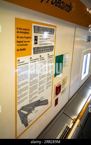 Anweisungen zur Notevakuierung des als Le Shuttle bekannten Eurotunnel-Zuges, der den Kanaltunnel von Folkestone in Großbritannien nach C nutzt Stockfoto