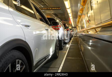 Personenkraftwagen, die mit dem Eurotunnel-Zug Le Shuttle über den Kanaltunnel von Folkestone im Vereinigten Königreich nach Calais in Frankreich geladen werden. Stockfoto